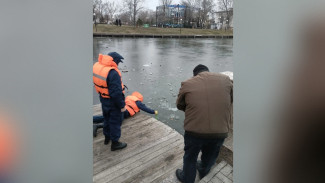 В Астрахани спасатели напоминают о том, что на лёд выходить крайне опасно