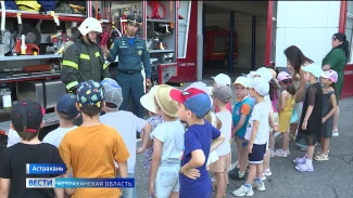 Сотрудники МЧС провели экскурсию для юных астраханцев