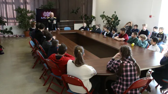 В Астрахани сотрудники и ветераны УФСБ провели урок мужества