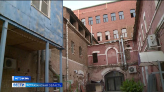 Сырость, плесень и трещины угрожают старинному зданию в центре Астрахани