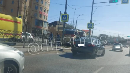 В Астрахани на улице Яблочкова водитель «ВАЗ-2106» въехал в светофор