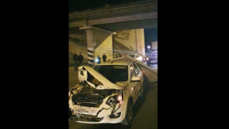 В Астрахани ограждение Старого моста упало на проезжающую машину