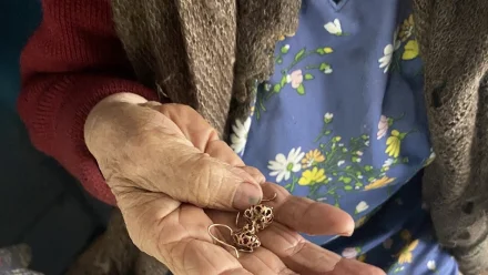 Астраханец повредил мочку уха пенсионерке