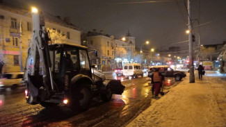 В Астрахани устраняют последствия снегопада