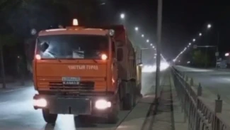 В Астрахани продолжается уборка придорожной территории