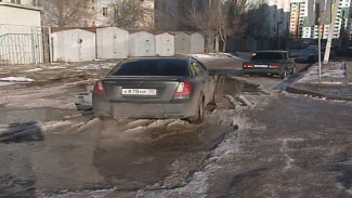 Когда устранят прорыв канализации на улице Куликова в Астрахани