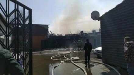 В Астрахани ликвидировали пожар в двух жилых домах и кафе