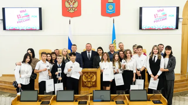 Юные астраханцы получили паспорта в преддверии Дня народного единства