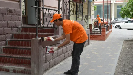 В Астрахани начали закрашивать вандальные надписи на фасадах зданий