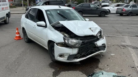 В Астрахани на оживленном перекрестке перевернулась иномарка