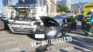 В Астрахани в столкновении грузовика и иномарки пострадали 3 человека