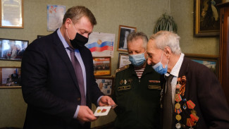 Игорь Бабушкин вручил медаль ветерану-участнику Сталинградской битвы