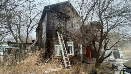 В Астрахани из горящего дома эвакуировали двух человек