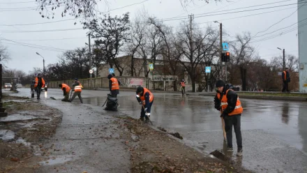 В Астрахани проводят уборку на улице Джона Рида