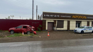 В Астрахани LADA Granta врезалась в опору ЛЭП, водитель в больнице