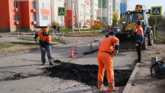 Игорь Редькин поручил дорожникам провести на проблемных улицах Астрахани ямочный ремонт