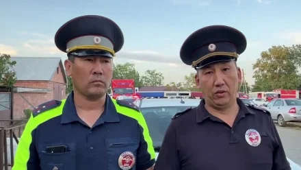 Астраханские полицейские эвакуировали во время пожара пожилую женщину и мать с детьми