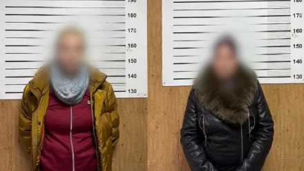 В Астрахани полиция задержала двух женщин с рекламой магазина наркотиков 