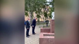 В Астрахани прошла церемония возложения цветов к бюсту Героя России Германа Угрюмова