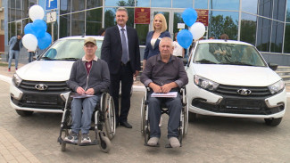 Астраханцы, пострадавшие на производстве, получили ключи от новых авто