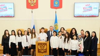 Спикер Облдумы вручил первые паспорта астраханским школьникам