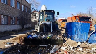 В Астрахани в праздники вандалы сломали городскую ёлку, украли украшения и жгли мусор