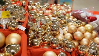 Какие новогодние атрибуты представлены в астраханских магазинах