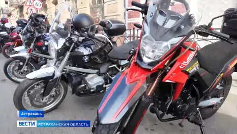 Астраханские мотоциклисты закрыли сезон и в последний раз в этом году проехали по центральным улицам города