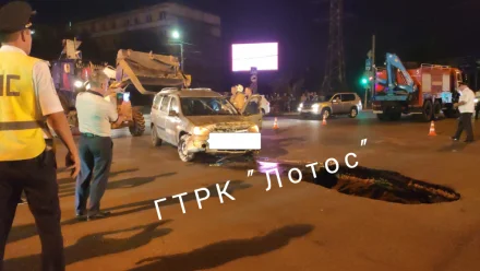 В Астрахани извлекли машину, провалившуюся в яму на перекрёстке 