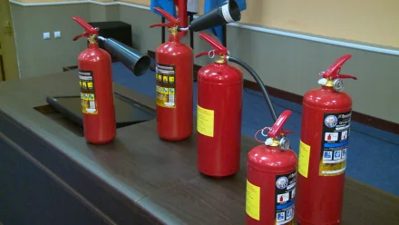 Спасатели напоминают астраханцам о важности применения огнетушителя