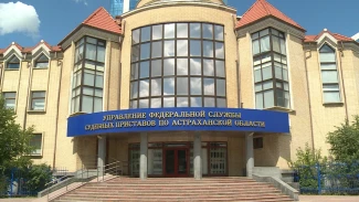 В Астрахани судебные приставы встретили алиментщика на перроне