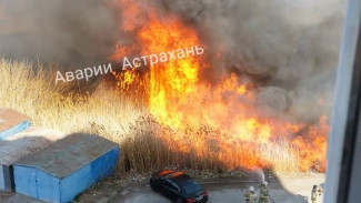 В Астрахани на улице Куликова ликвидировали пожар на площади 500 кв. м