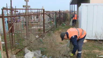 В астраханском селе расчистили многолетнюю свалку на кладбище