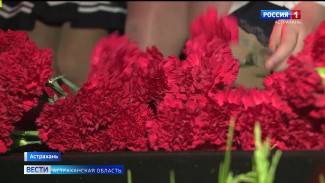  Торжественная линейка "Сквозь время: Одной судьбой, одной Победой" прошла в астраханской школе