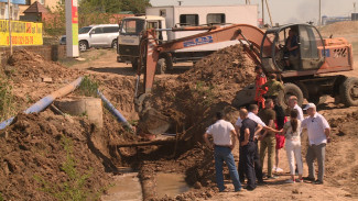Депутаты Думы Астрахани проверили ремонт водопровода в Приволжье