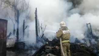 В Астрахани ликвидировали крупный пожар на улице Яблочкова