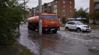 В Астрахани 42 спецавтомобиля устраняют последствия продолжительного дождя