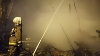 При пожаре в двух жилых домах в центре Астрахани спасли 25 человек