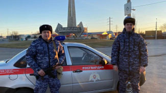 В Астрахани росгвардейцы эвакуировали пенсионеров во время пожара 