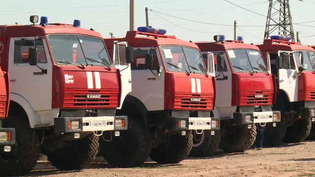В автопарк астраханских спасателей поступило 7 пожарных автоцистерн