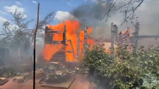В Трусовском районе Астрахани загорелись жилой дом и хозпостройки