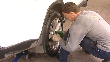 Астраханским водителям напомнили о смене летней резины на зимнюю