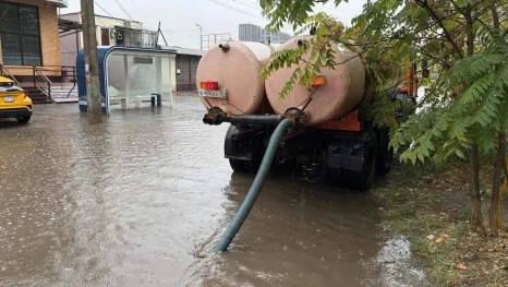 В Астрахани коммунальные службы приступили к откачке воды