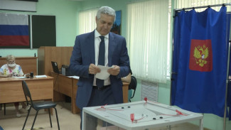 Геннадий Орденов и Леонид Огуль проголосовали на выборах в Гордуму