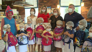 Астраханские судебные приставы провели урок кулинарии для первоклашек 