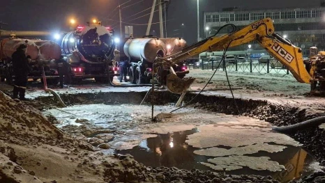 В Астрахани коммунальщики с ночи устраняют аварию на магистральном водопроводе