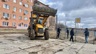 В Камызяке начали благоустраивать новую детскую площадку и зону отдыха