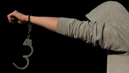 Около торгового центра в Астрахани два подростка ограбили школьника