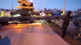 Под Астраханью кран упал на мост