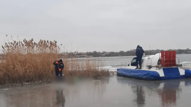 В Астрахани спасатели извлекли изо льда тело мужчины